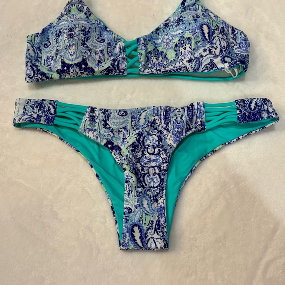 SHEIN Women’s Criss Cross Print Bikini Swimsuit Set - blue pattern, size M - Picture 7 of 9